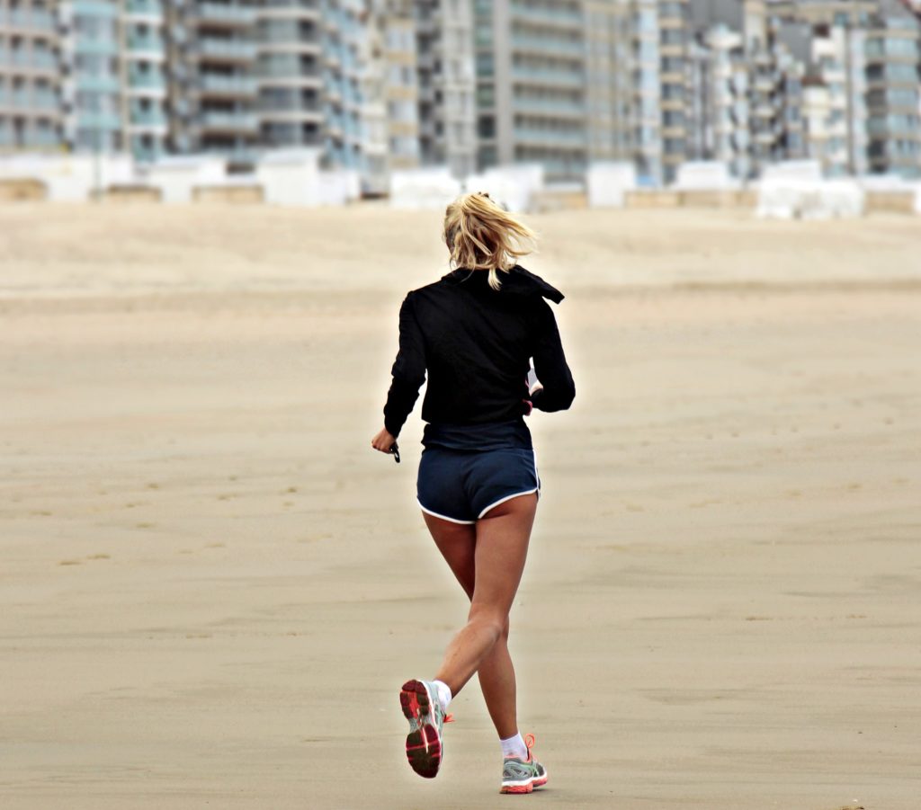 joggueuse sur la plage