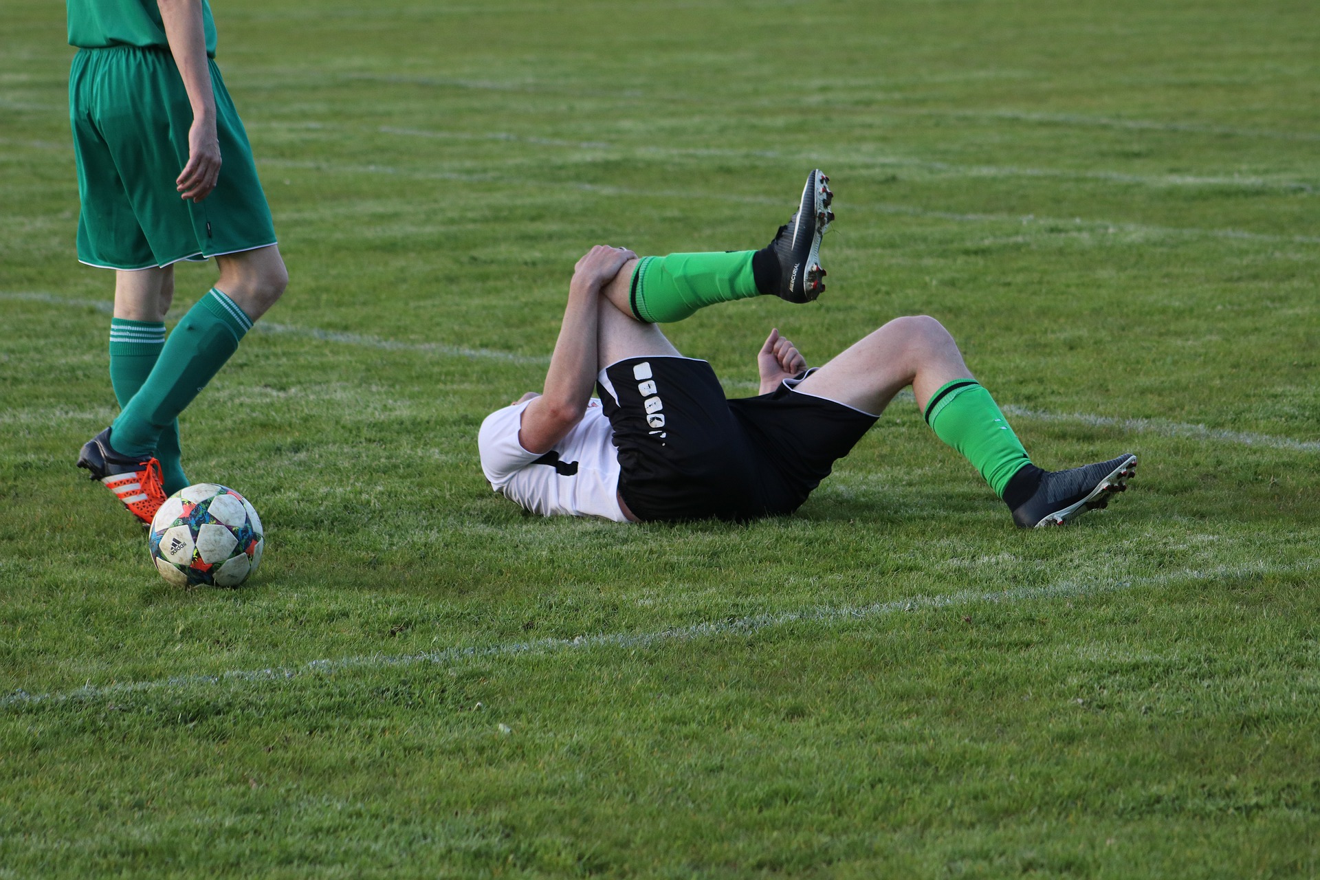 joueur de foot blessé au genou