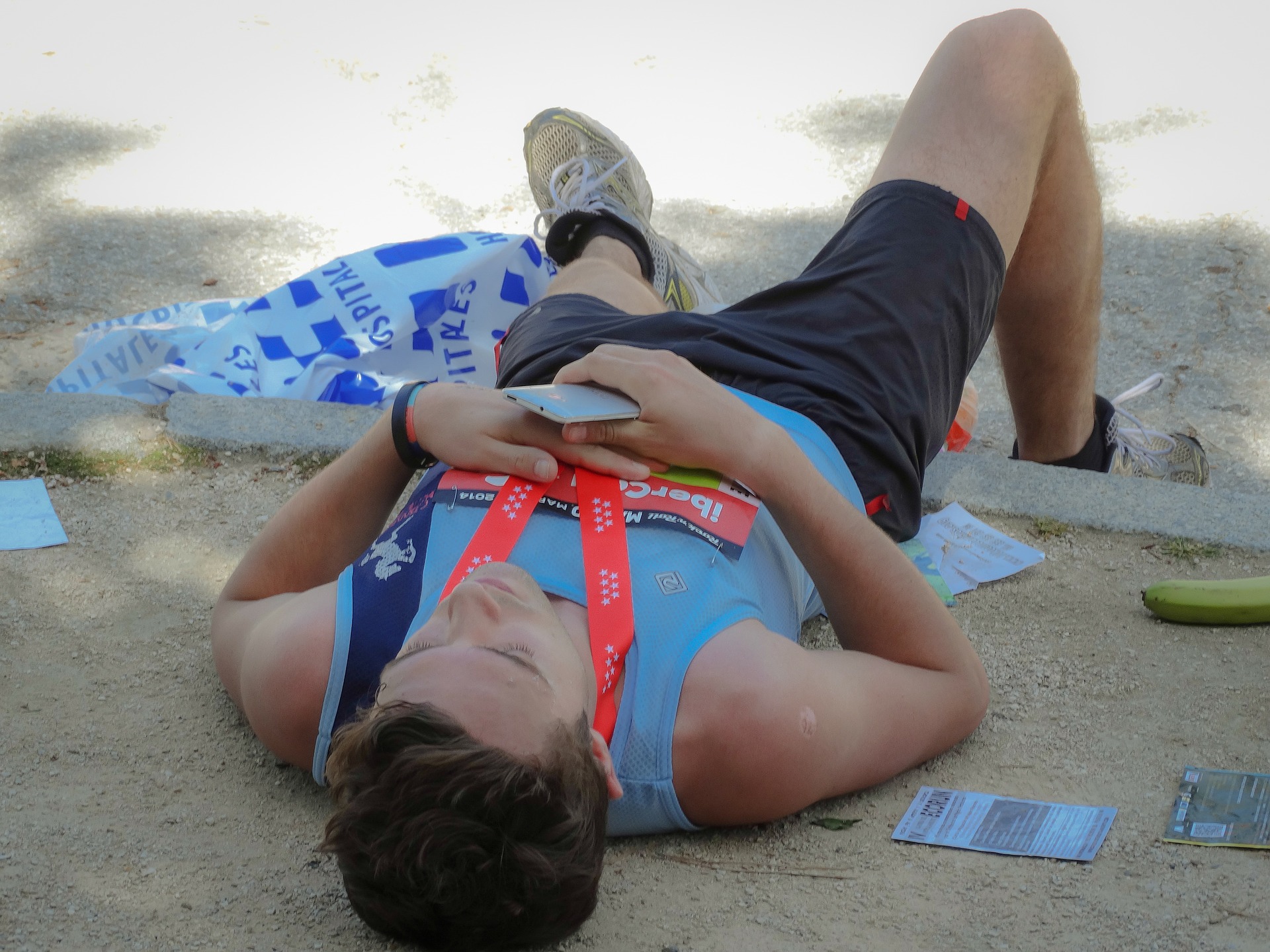 marathonien fatigué à terre