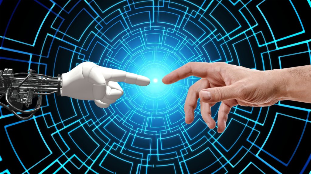 main robotisée et main réelle qui se touchent