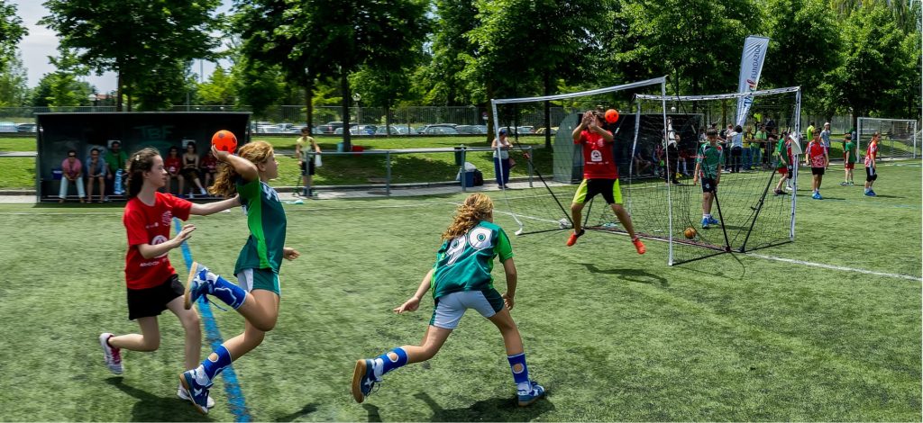 enfants jouant au handball
