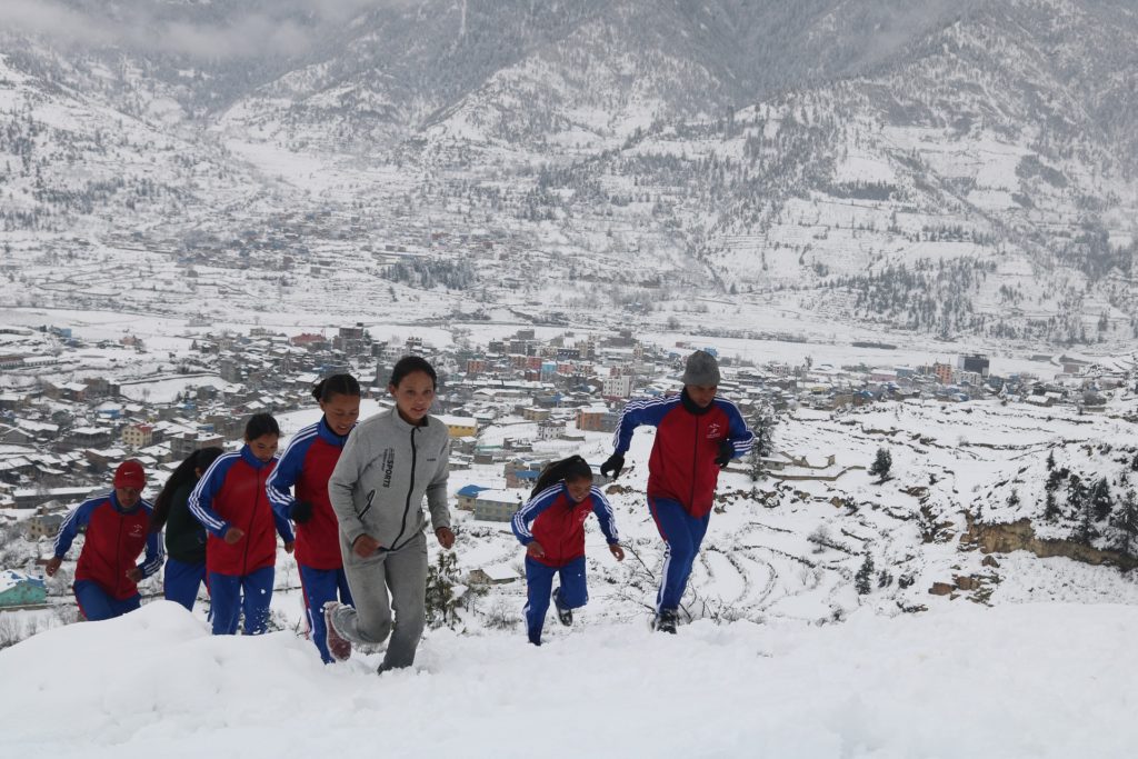 jeunes népalais qui courent en montagne