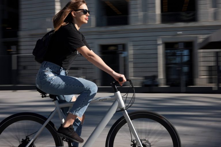 Femme à vélo en ville