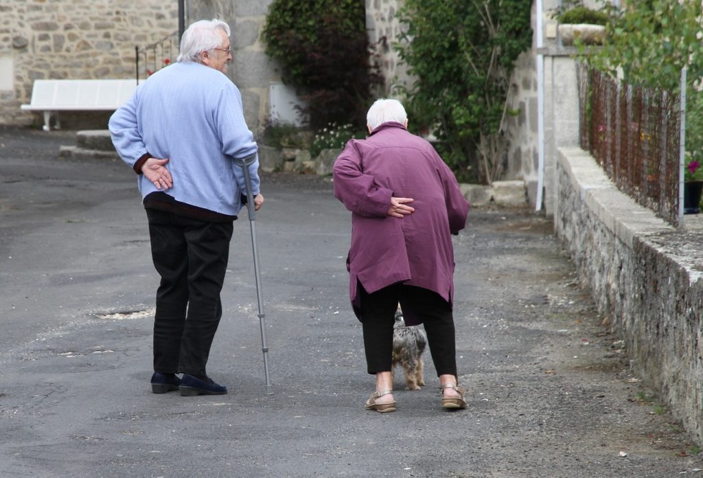 personnes âgées marchant