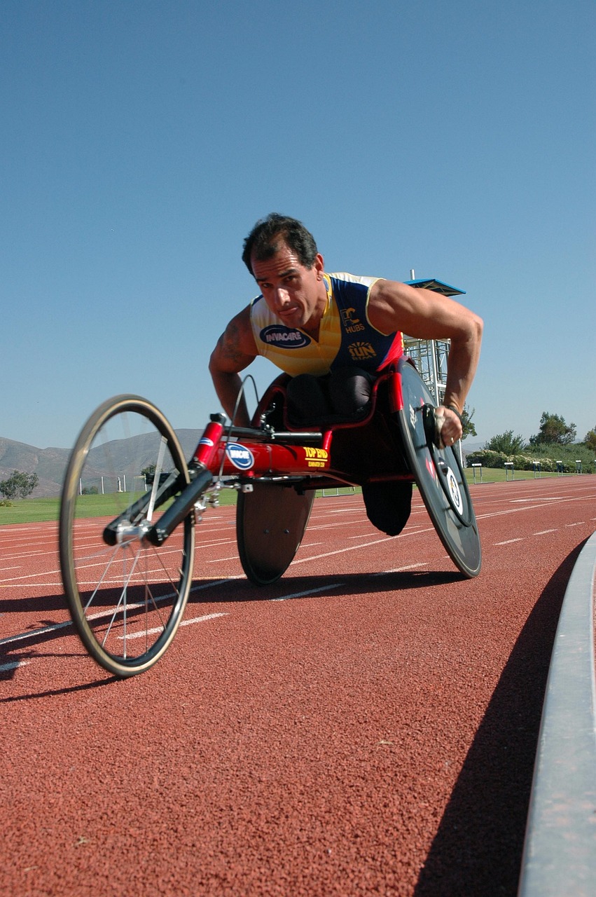 Handicapé coureur en fauteuil roulant de compétition
