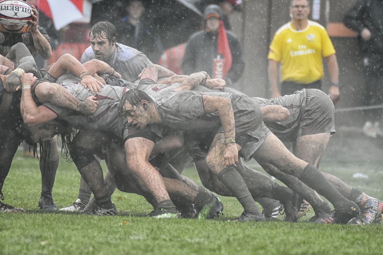 Mêlée en rugby dans la boue