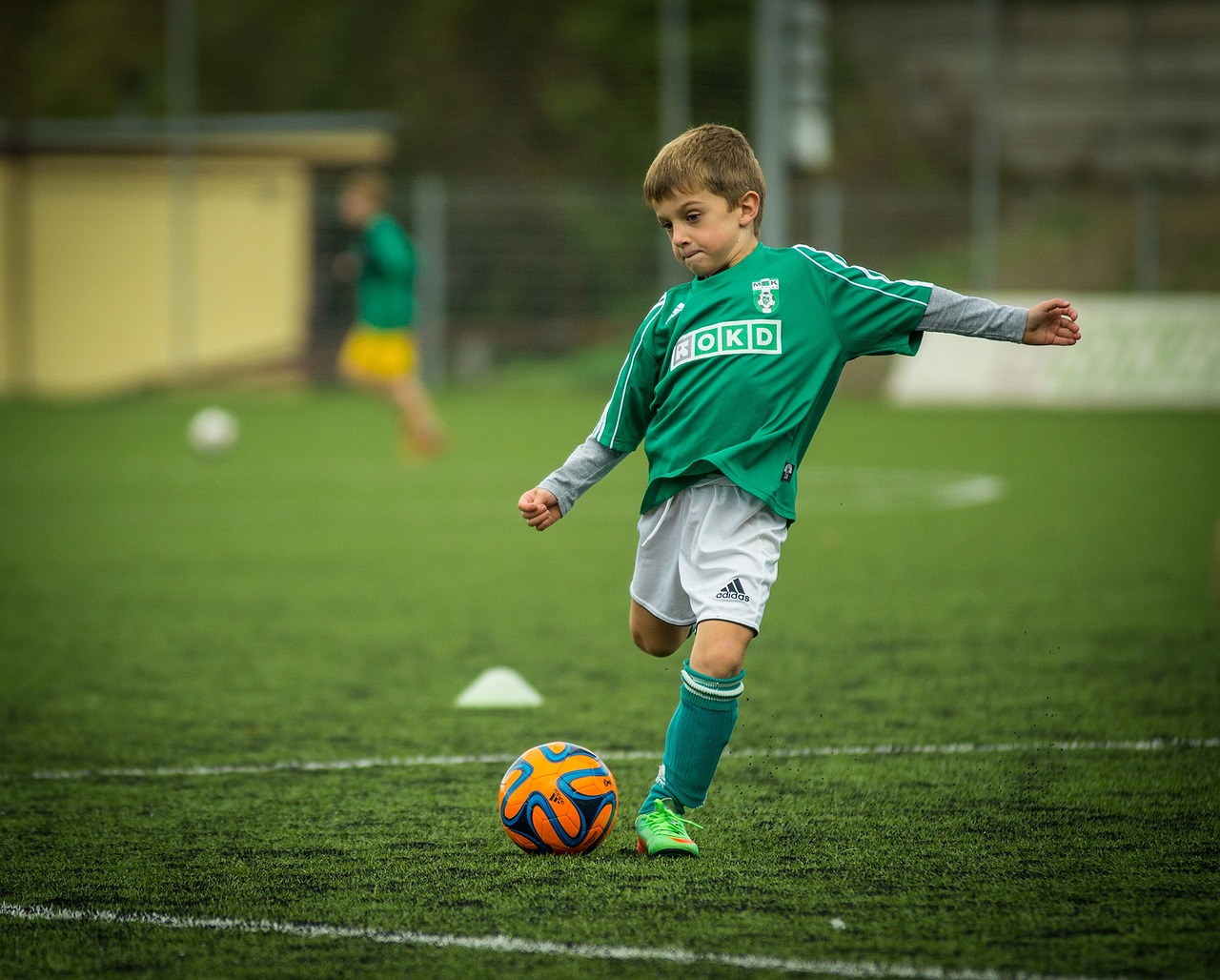 Jeune garçon jouant au foot