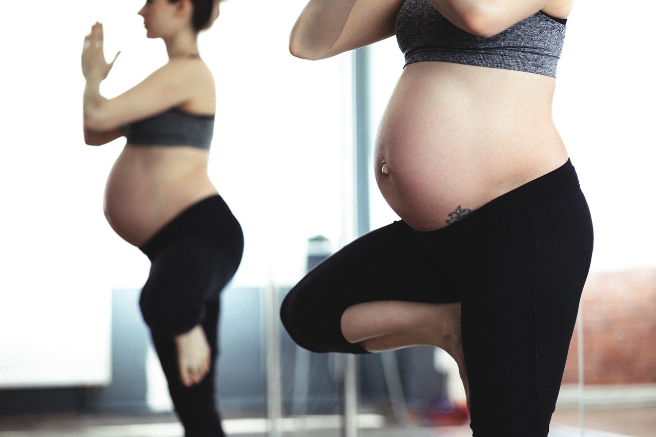 Femme enceinte qui fait du yoga